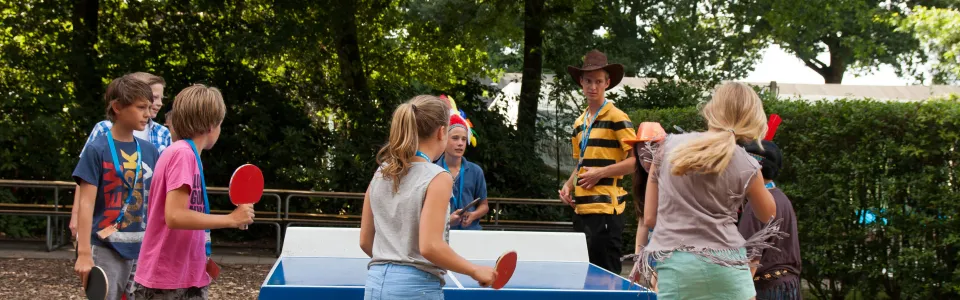 Kinderen rond een tafel buiten