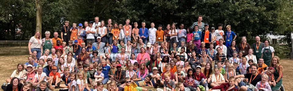 Grote groepsfoto van deelnemers op het terrein