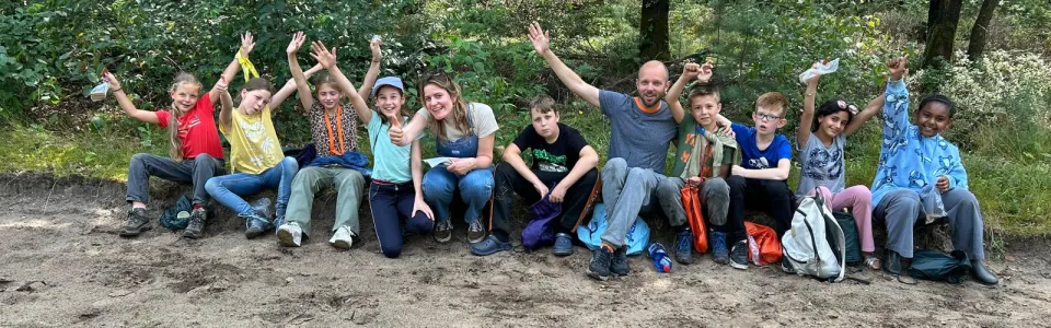 Deelnemers juichen op de zandvlakte
