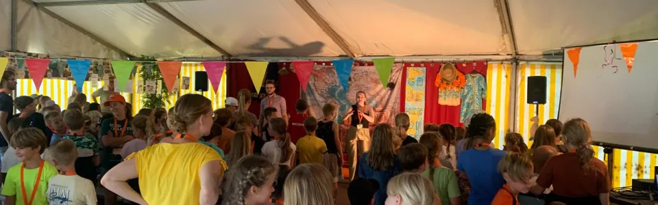 Deelnemers dansen in een versierde tent