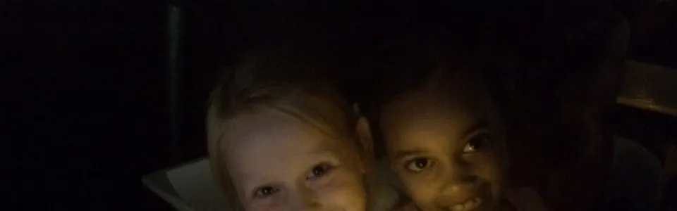 Twee kinderen met lichtjes in het donker