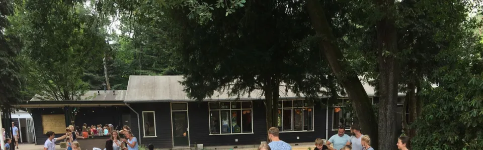 Deelnemers aan lange tafels op het terras