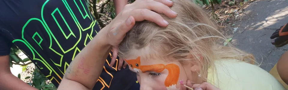 Deelnemer met een fluitje in de mond van dichtbij