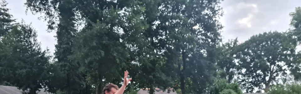 Kampleider spreekt de groep toe tijdens de complimentendag