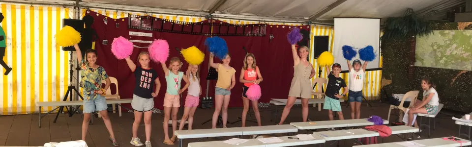 Versierde zaal met ballonnen en lange tafels
