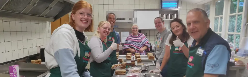 Keukenteam maakt broodjes klaar achter het buffet