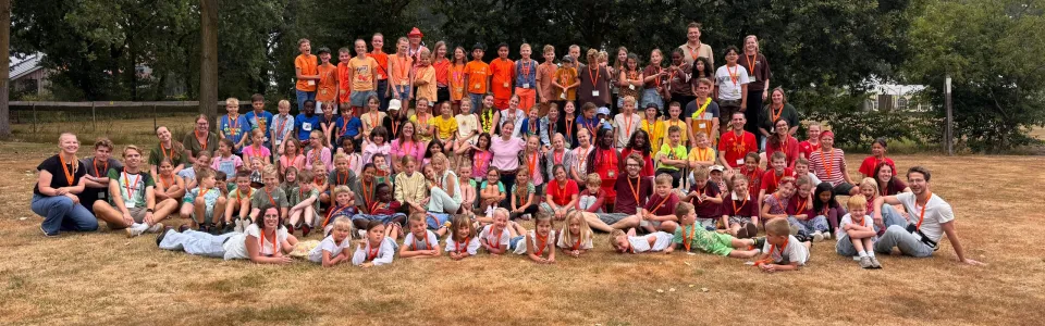 Grote groepsfoto van deelnemers na afloop van het kamp