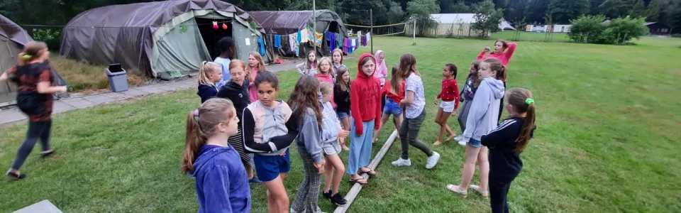 Deelnemers spelen een spel op het grasveld