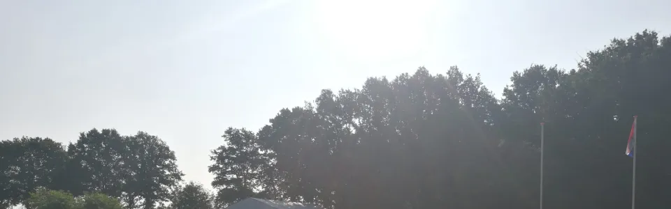 Deelnemers spelen een spel in het avondlicht