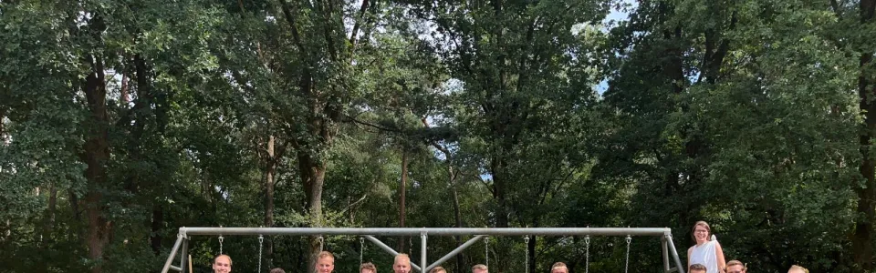Verklede deelnemers poseren op het grasveld