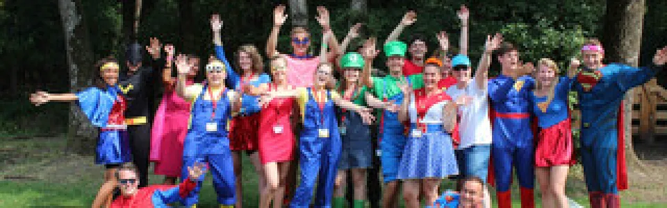 Deelnemers verkleed als superhelden met capes