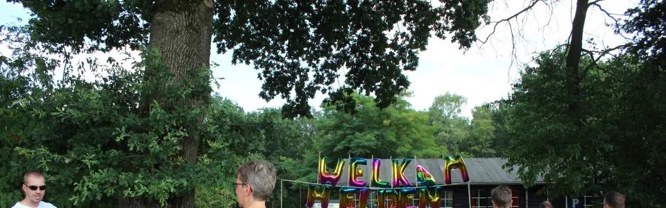 Ouders en deelnemers met bagage bij aankomst