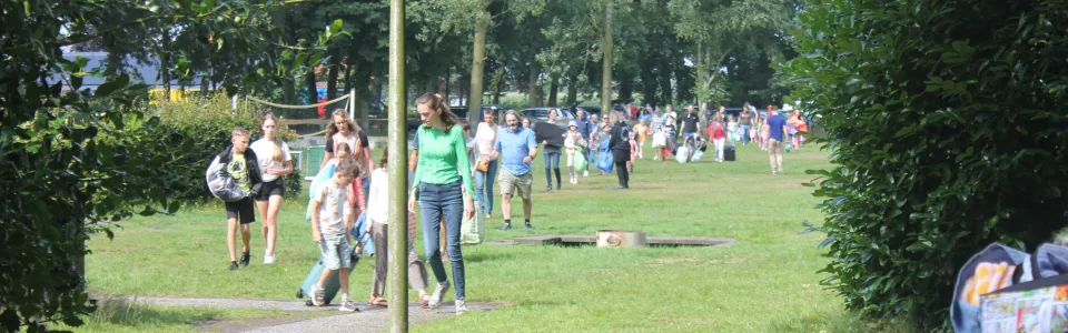 Deelnemers lopen over het terrein op de aankomstdag