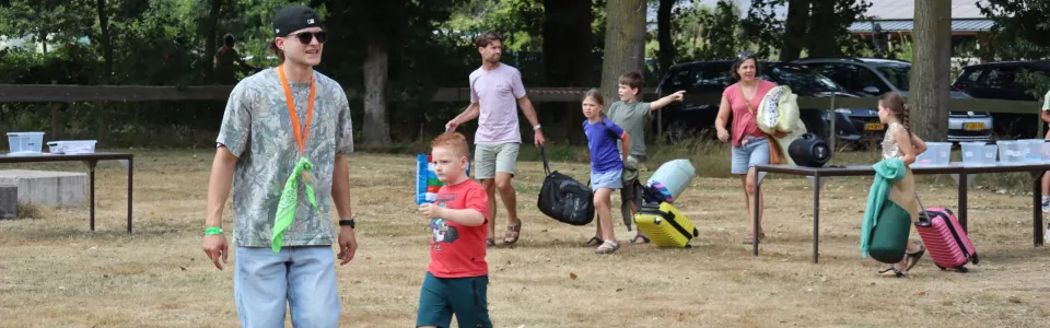 Deelnemers spelen een balspel tussen de bomen