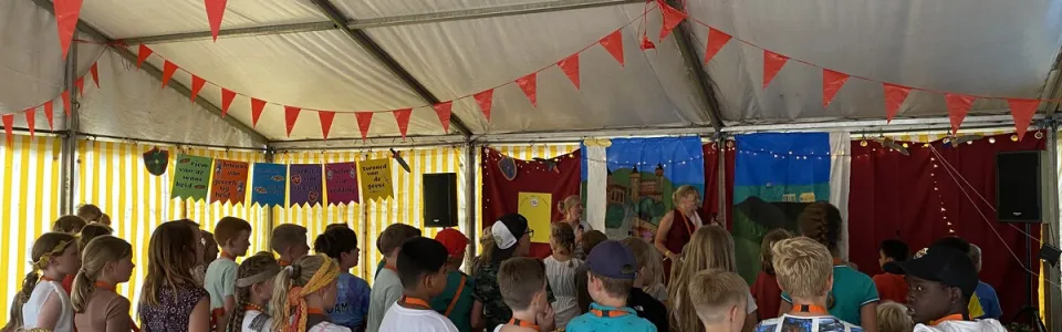 Deelnemers in de versierde tent tijdens het programma