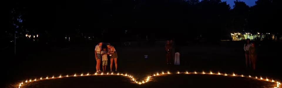 Lichtjes in een hartvorm op het veld bij schemer