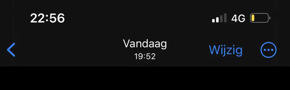 Foto van een spel op het grasveld in een telefoonscherm