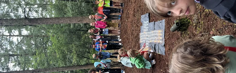 Deelnemers liggen op de grond tijdens een spel