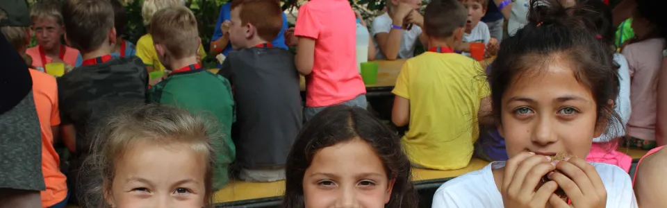 Kinderen aan tafel tijdens het eten