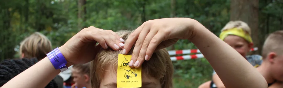 Deelnemer houdt een kaartje boven zijn hoofd