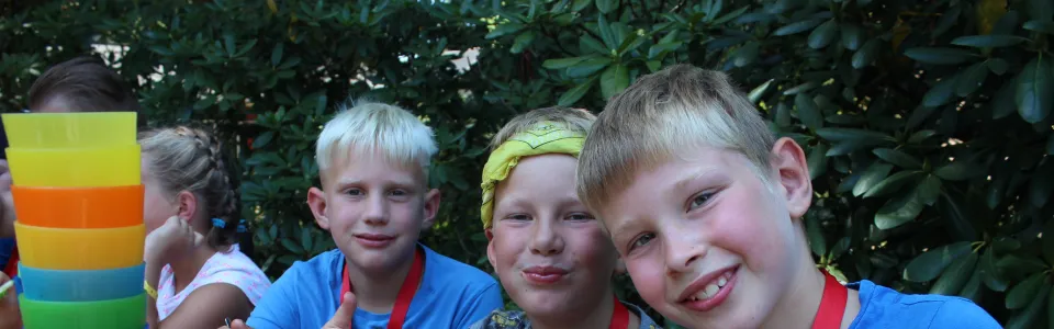 Deelnemers met een toren van bekers aan tafel