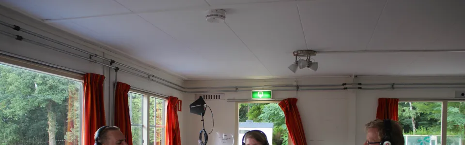Kampleiding achter de geluidstafel in de zaal