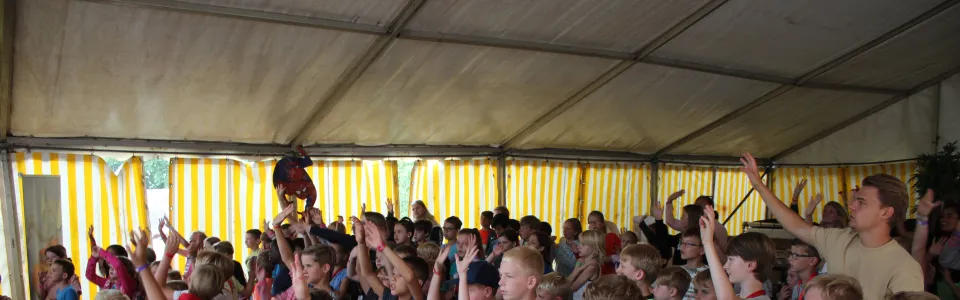 Volle overkapping met deelnemers die hun handen opsteken