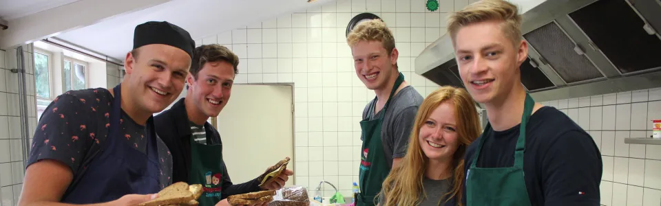Keukenteam maakt broodjes klaar in de kampkeuken