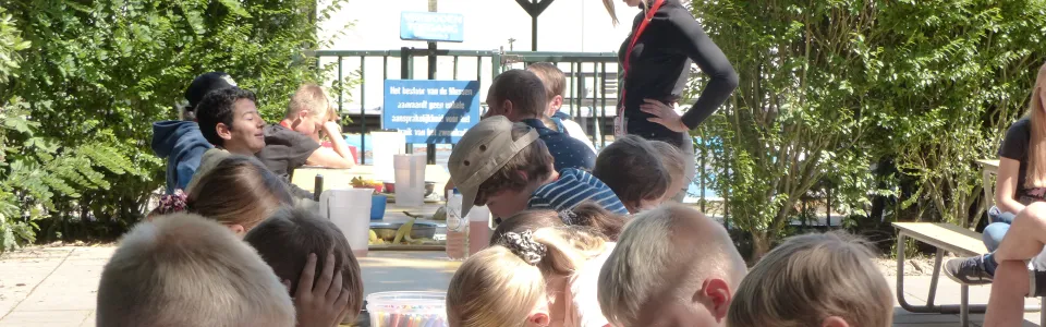 Kinderen knutselen aan tafel