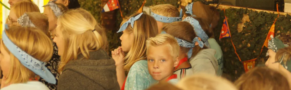Deelnemers met feestmutsen tijdens een activiteit