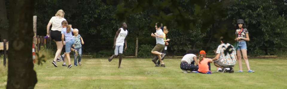 Deelnemers spelen een balspel op het grasveld