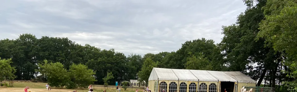 Deelnemers spelen buiten bij de tent