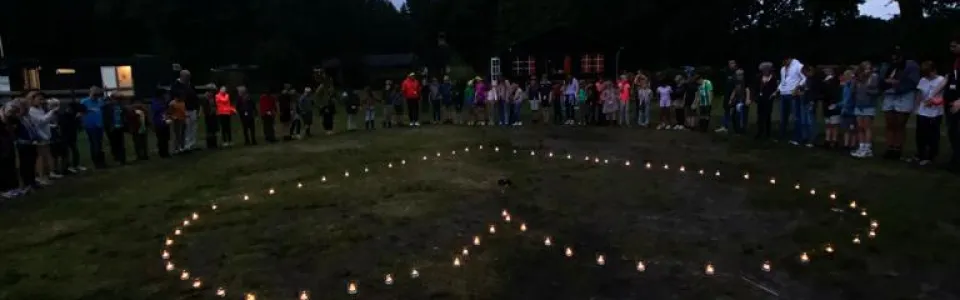 Lichtjes in een hartvorm op het donkere veld