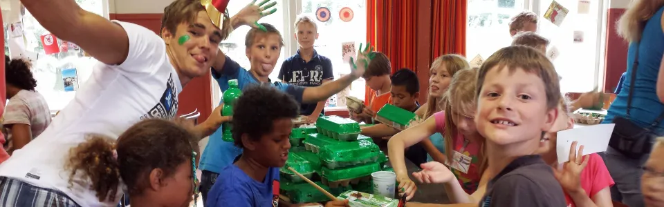 Kinderen aan tafel met knutselwerk