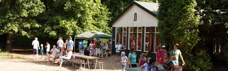 Aankomst met bagage bij het kampgebouw