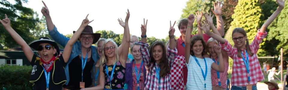 Groep deelnemers met de handen in de lucht