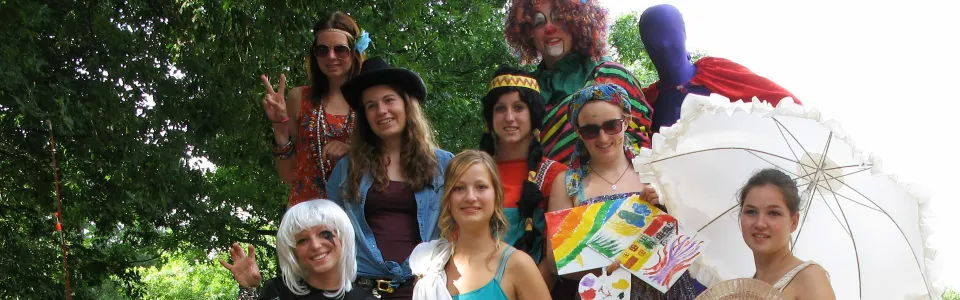 Verklede deelnemers met pruiken en een parasol tijdens de vossenjacht