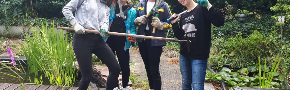 Deelnemers trekken samen aan een touw tijdens een spel