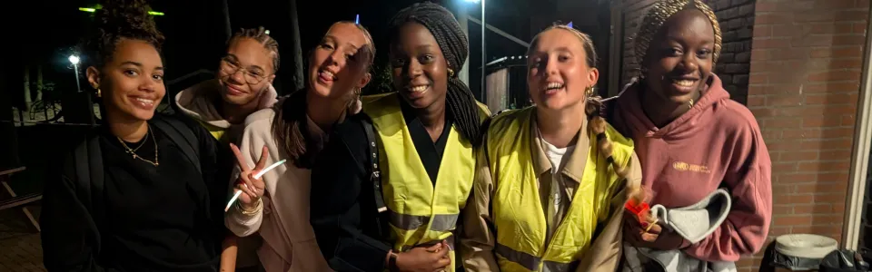 Deelnemers in feestkleding poseren samen