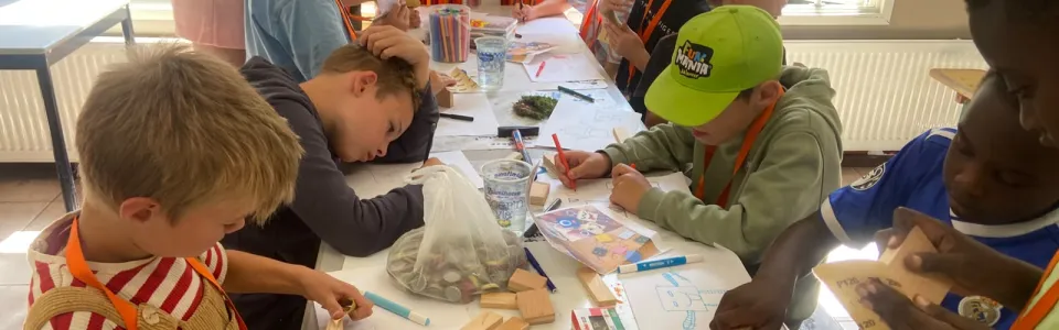 Kinderen knutselen aan tafel