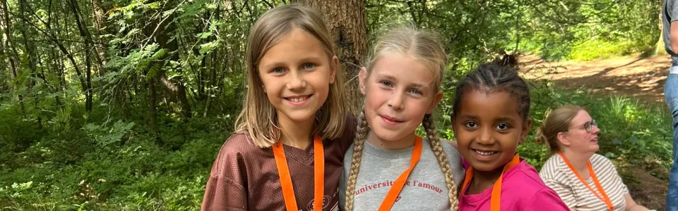 Twee deelnemers poseren in het bos
