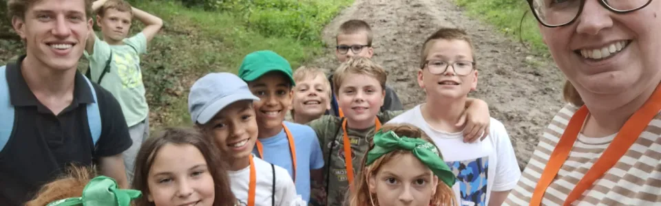 Deelnemers maken een selfie op een zandpad