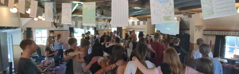 Deelnemers doen een spel in de zaal