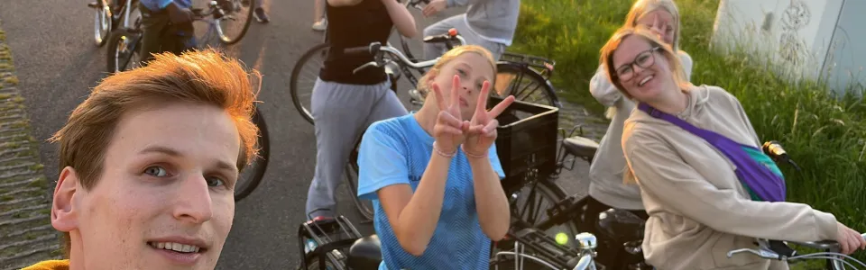 Deelnemers rusten uit langs de weg bij zonsondergang