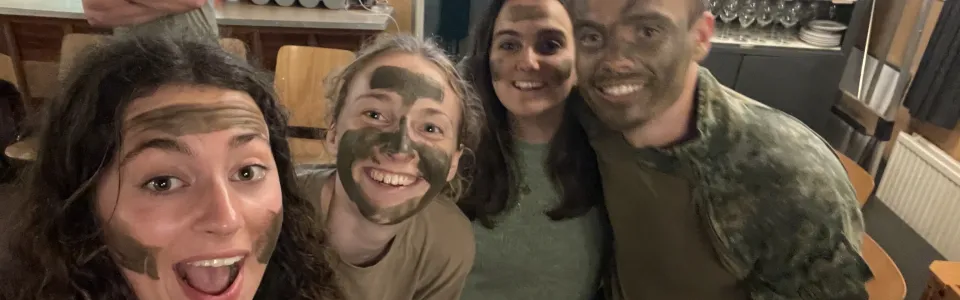 Kampleiding maakt een selfie in de keuken