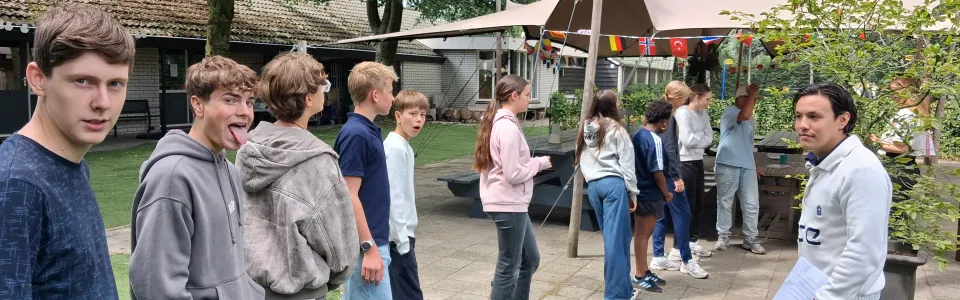 Deelnemers staan te praten op het terras