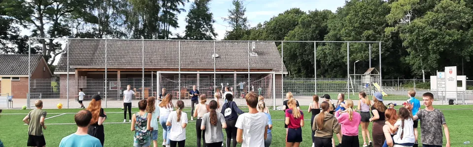 Deelnemers spelen een spel op het grasveld