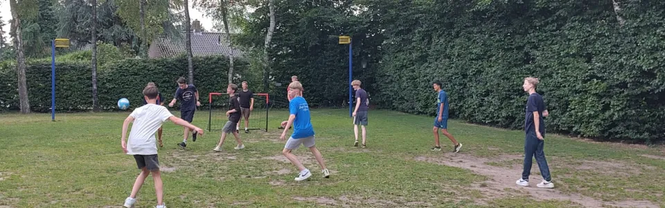 Deelnemers spelen een balspel op het grasveld