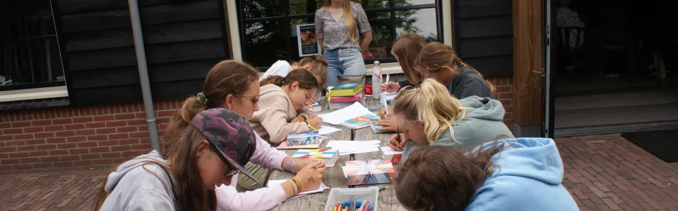 Deelnemers aan tafel op het terras