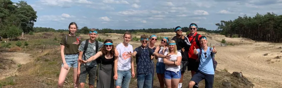 Groepsfoto van deelnemers op de zandvlakte
